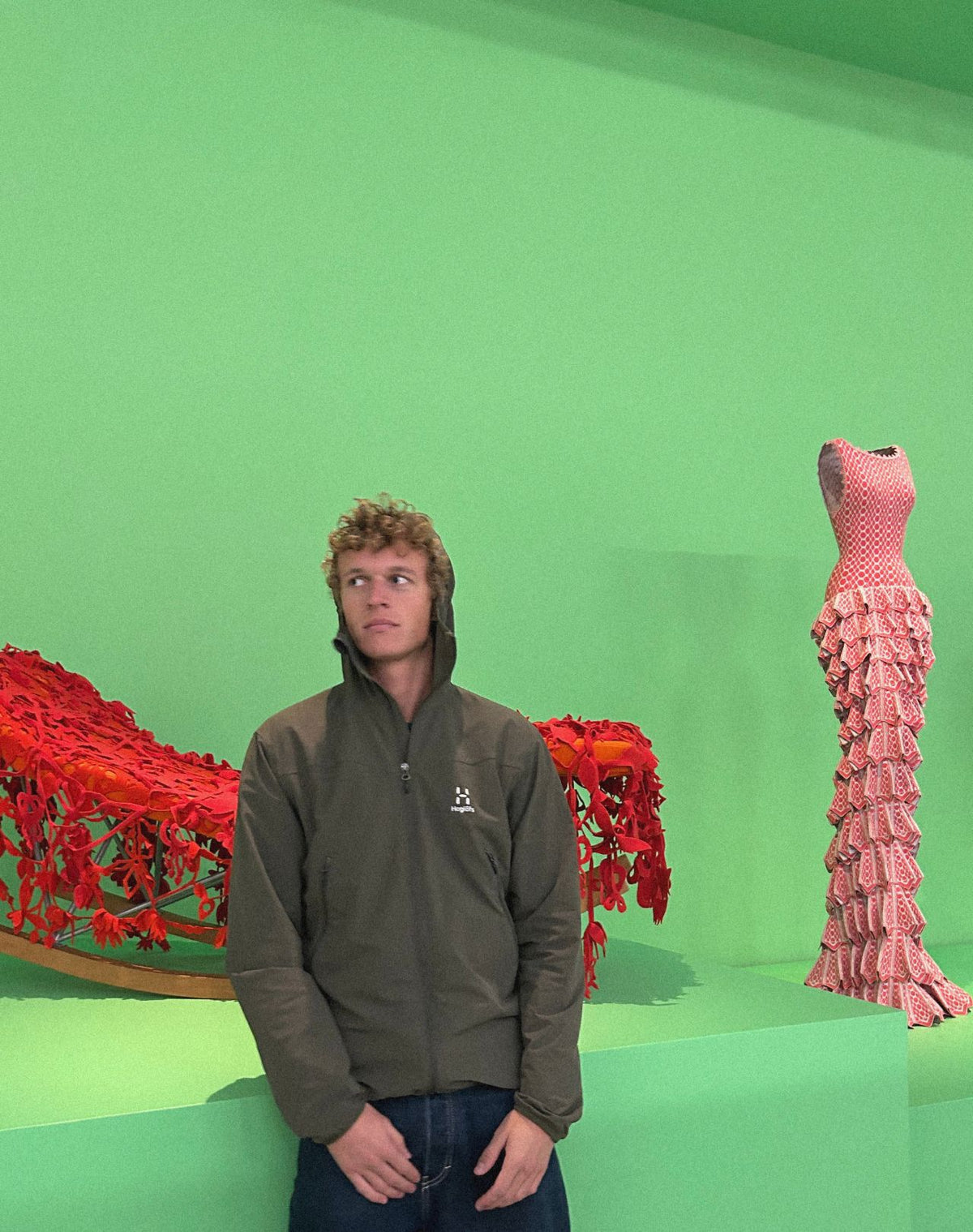 Artist Thomas Hanscomb in a museum